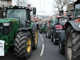 Z družstva na Hradný kopec. Počas protestu sme sa zviezli v traktore s farmárom Michalom