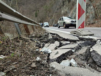 Vodiči pozor. Pod Strečnom umiestnia počas víkendov betónové zábrany