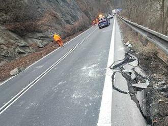 Mimoriadna situácia pod Strečnom: Geologický prieskum potvrdil obavy, na cestu môžu spadnúť aj 150 cm skaly