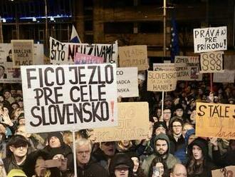 Ľudia protestovali proti vláde po celom Slovensku i v zahraničí