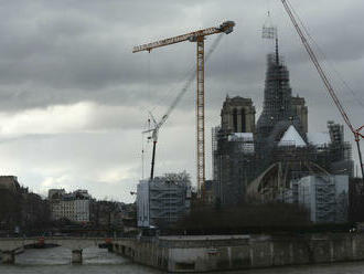 Z katedrály Notre-Dame v Paríži začali odstraňovať lešenie vysoké 100 metrov