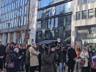 Slováci v Bruseli demonštrovali proti vláde. Podporili protesty na Slovensku