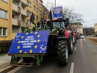 Poľskí farmári hádzali vajíčka na kanceláriu eurokomisie. Polícia proti nim zasiahla