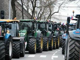 Menej kontrol, miernejšie „úhorovanie“. Brusel v reakcii na protesty zjednoduší farmárom život