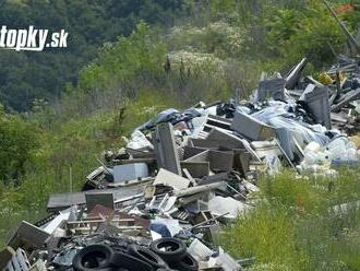 Združenie miest a obcí žiada riešenie problému s odpadmi po kamiónoch na východnej hranici