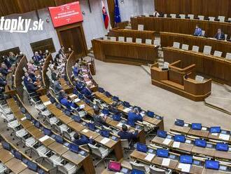 Poslanci parlamentu začali schôdzu diskusiou o spotrebnej dani z minerálneho oleja