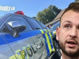 Minister vnútra si posvietil na policajné autá: Ostrá kritika, nemajú ich kde nabíjať!