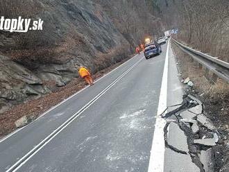 Poškodenú cestu pod Strečnom budú cestári opravovať v tomto čase: Premávka bude riadená striedavo