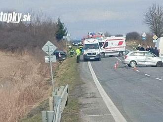 Vážna hromadná dopravná nehoda: Zasahujú všetky záchranné zložky, cesta je neprejazdná