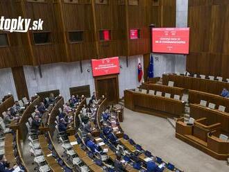 Poslanci sa zídu opäť v utorok, čaká ich hlasovanie o desiatkach návrhov