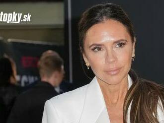 Ani ZLOMENÁ NOHA ju nezastaví: Victoria Beckham na módnej šou... Ortéza a barly!