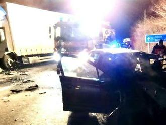 Tragická zrážka auta s nákladiakom: Vyhasol život 45-ročnej ženy! Desivé FOTO z miesta nehody