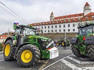 Poľnohospodári na traktoroch zatarasili Slovensko: Farmári útočia hnojom a zápchami!