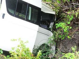 Hrozivá ranná nehoda autobusov: Zrazili sa na horskej ceste, nebolo kde sa uhnúť