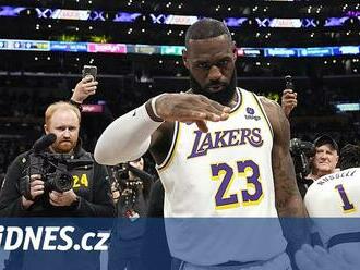 LeBron nasázel 40 tisíc bodů. Porážce se šampionem nezabránil ani rekordman