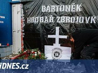 Zalepený vstup na stadion a bitka s těžkooděnci. Fanoušci v Brně se bouřili