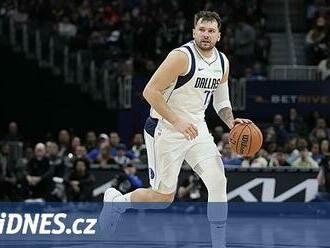 Už zase Luko? Dončič zkrášlil statistiky. Boston po ztrátách vyzrál na Phoenix