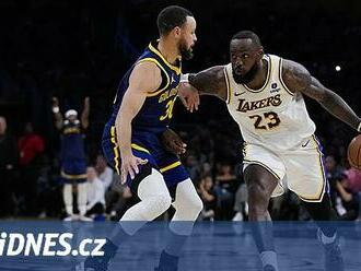 Čtyřicet bodů Jamese nestačilo, Warriors v NBA porazili v důležitém duelu Lakers