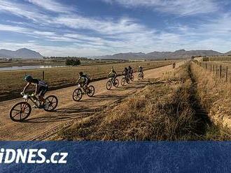 Bikeři Stošek s Vakočem se posunuli na Cape Epic do elitní desítky