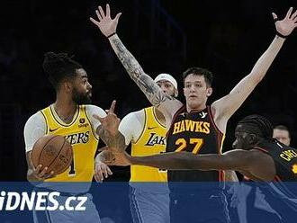 Krejčí si proti Lakers zvedl střelecký rekord, výhru mají James a spol.