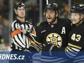 Pastrňák v NHL zazářil hattrickem, Palát s Noskem sbírali asistence