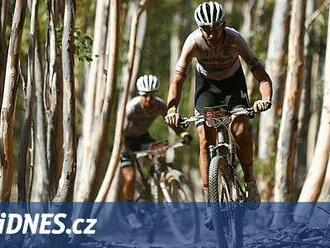 Bikeři Petruš a Hník byli devátí ve 4. etapě Cape Epic, zraněný Kulhavý skončil