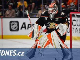 Dostál vychytal premiérovou nulu v NHL, Kubalík gólem mírnil prohru