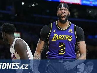 Russell zdolal klubový rekord, Davis zářil a Lakers v NBA otočili proti Philadelphii