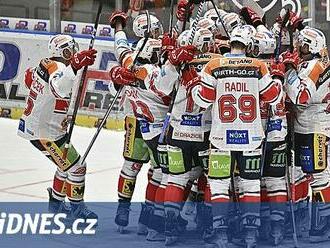 Pardubice - Hradec 3:2. Dřina završená postupem, favorita spasila čtvrtá lajna