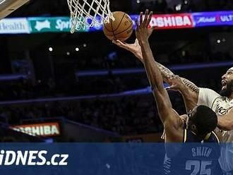 Basketbalisté Lakers přehráli v ofenzivní bitvě Indianu, Davis nasázel 36 bodů