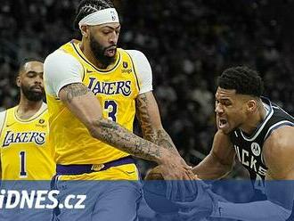 Lakers bez Jamese po dramatu zdolali Milwaukee, zazářili Davis s Reavesem