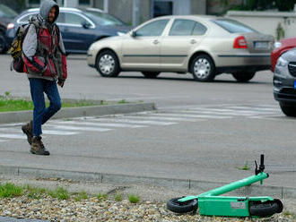 Kolobežkár počas jazdy odpadol, neznámy muž ho namiesto pomoci okradol. Pátra po ňom polícia