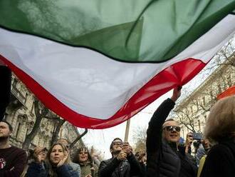 V Budapešti proti Orbánovi protestovalo 10-tisíc ľudí. Opozícia chystá novú stranu