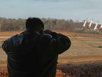 Kim dozeral na test „superveľkých“ salvových raketometov. Sú špeciálne určené na útoky proti Soulu