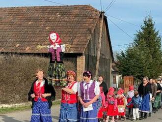 Folklór, ktorý vás prenesie hlboko do minulosti. Takto sa Slováci lúčia s bohyňou smrti