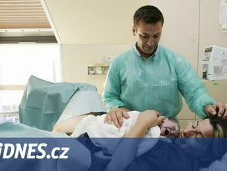 Přivazování k posteli, skákání po břiše. Srbky se bouří proti porodníkům