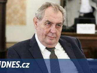 Zeman dokáže s podporou chodit. Lékaři jej přesunou z JIP na interní kliniku