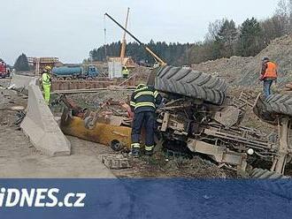 Kamion u stavby D35 narazil do zametacího traktoru, ten zvedá oblaka prachu