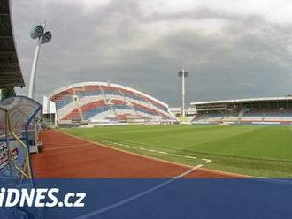 Stadion fotbalové Sigmy někdo polepil hanlivými výzvami k rezignaci vedení