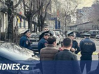 Na policejní stanici v Jerevanu zaútočili ozbrojenci. Policie je zadržela