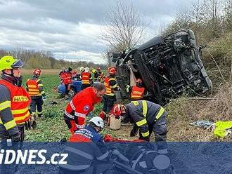 Při nehodě zemřel řidič osobního auta, srazil se s náklaďákem plným kamení