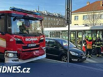 Autobus srazil v centru Prahy ženu, má vážně poraněné nohy i pánev