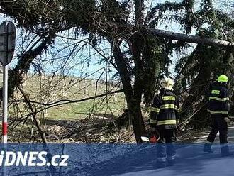 Vítr na severovýchodě Čech lámal stromy a rozfoukával ohniště, stála i železnice