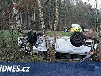 Při havárii skončilo jedno z aut na střeše, policisté o Velikonocích obsadí silnice