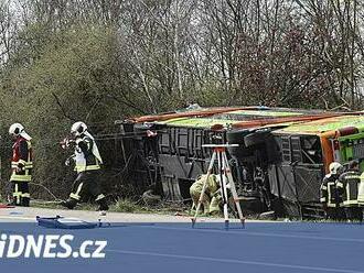 Nejméně pět lidí zemřelo při nehodě autobusu u Lipska, desítky zraněných