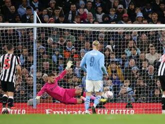 Jasná partia v Manchestri, Dúbravka bol pri góloch v úlohe štatistu. Spanilá jazda Coventry pokračuje