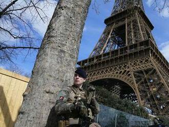 Po masakre pri Moskve sa Paríž obáva teroru. Tajné služby si všímajú nadšencov bojových športov