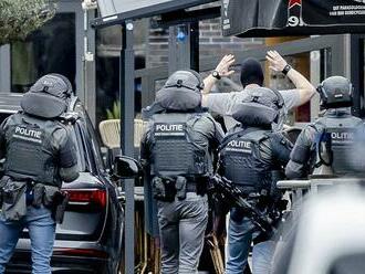 Rukojemnícka dráma v holandskom Ede sa skončila. Polícia zatkla muža s kuklou na hlave