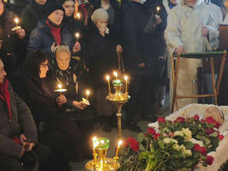 S Navaľným sa prišli rozlúčiť siahodlhé davy, ľudia skandovali. Kremeľ varoval zúčastnených