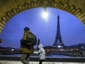 Francúzske školy v Paríži a okolí čelia hrozbám, dostali správy a videá so stínaním hláv